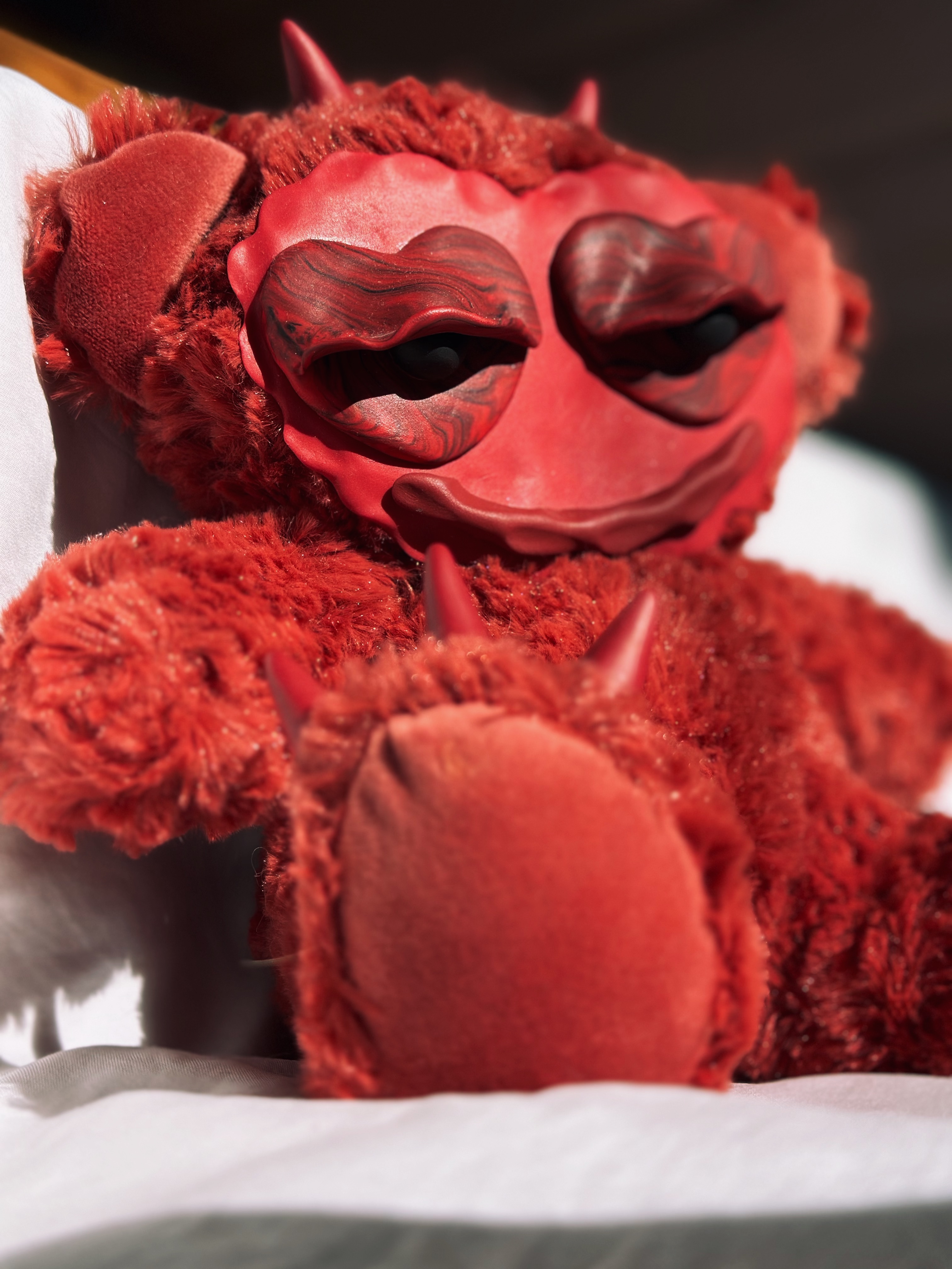 Эмбер — Тёмно-алый демон с глазами-сердечками и когтями